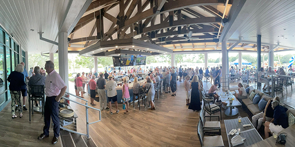 Photo of sitting area and bar area in Park Grille Café